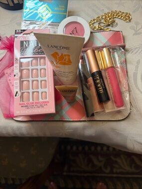 Lancome & Assorted Pink Press-On Nail Set – Soft Pink Nails